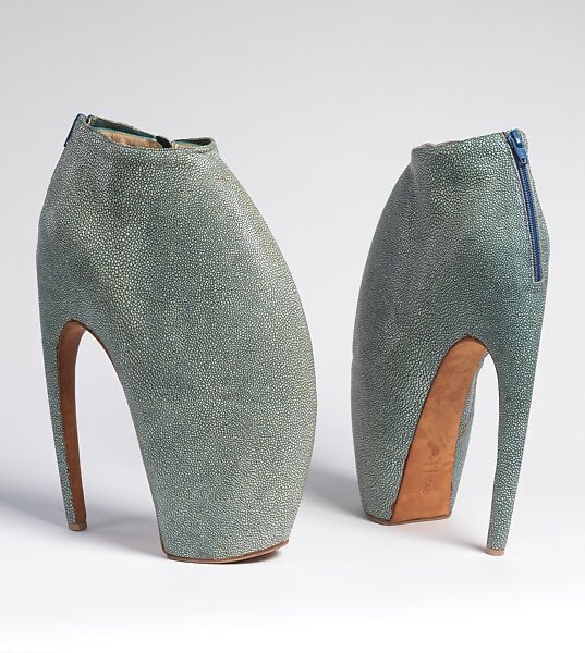 The sculptural volume seen as a pair